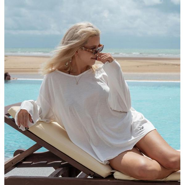 透け感のある、シンプルなVネックトップス。袖口と裾はメロー始末で、背中に入れたシームがアクセント。水着の上にサッと羽織るだけで、サマになります。ビーチシーンはもちろん、シアー感のかわいさでデイリーウエアとしても活躍してくれるアイテムです。塩...