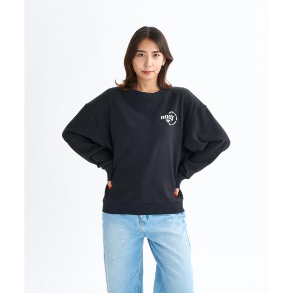 もっちりとした質感の裏毛素材を使ったクルーネックトップス。ドロップショルダーでゆったりとしたシルエットです。ショルダーの切り替え部分と襟元は同色の表ぶりステッチで仕上げました。左胸にはフロッキープリントでROXYロゴのグラフィックを、バック...