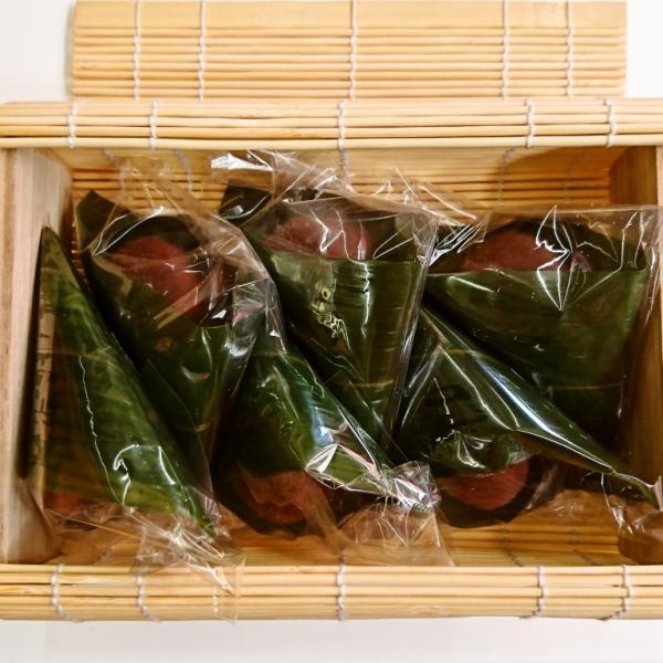 ツルンとした食感と透明感と味にこだわって作った夏菓子。必ず冷やしてお召し上がりください。青梅は種ごと入ってますので　ご注意ください。商品詳細内容量　約50ｇ（誤差はございます）原材料　わらび粉、カラギナーン、ゼラチン、砂糖、小豆、青梅甘露煮...