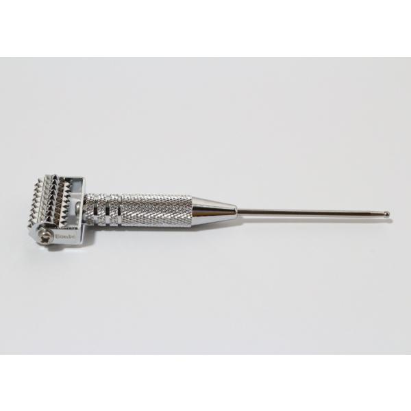 ローラー鍼＋てい鍼 お顔の施術だけでなく、頭やお身体全体にも使えます。 小児鍼としても使用でき安全で刺さないハリです。 素材：銅  表面は酸化防止のためクロムメッキ加工しています。長さ：120mm 幅：25ｍｍ