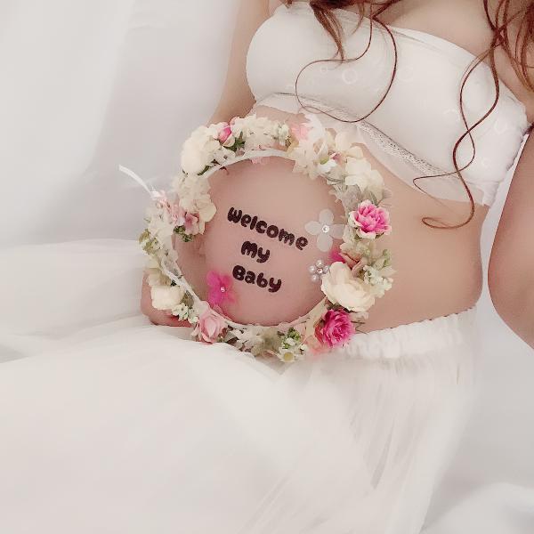 マタニティフォトにぴったり！繰り返し貼って剥がせる「Welcome My Baby」文字シートです。お腹に貼るだけで簡単に可愛く演出でき、記念の一枚をぐっと華やかにしてくれます。柔らかい素材のため肌に優しく、お子様との記念撮影やマタニティ記...
