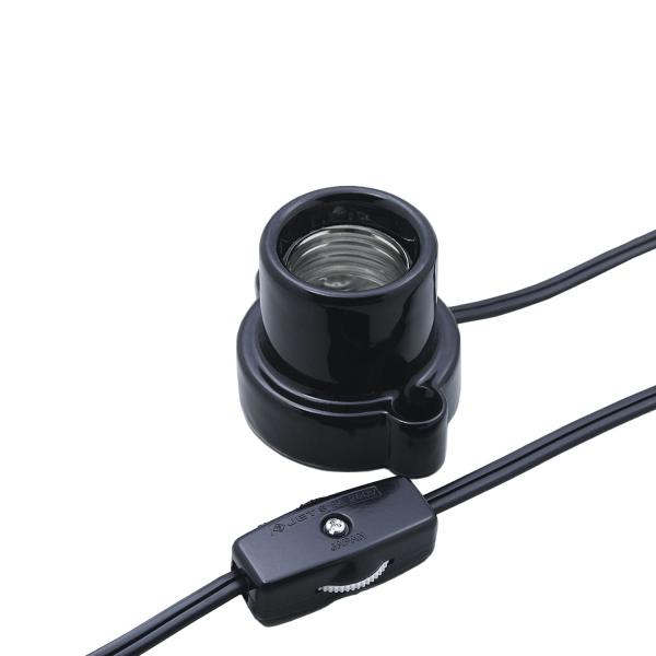 【商品概要】カラー:ブラック。口金:E26。中間スイッチ付。定格:125V3A。コード長:約1.5m。家庭用コンセントに差し込んで簡易照明として使用できます。陶磁器製ですので、耐熱性に優れています。電球は60W以下のものをご使用ください。【...