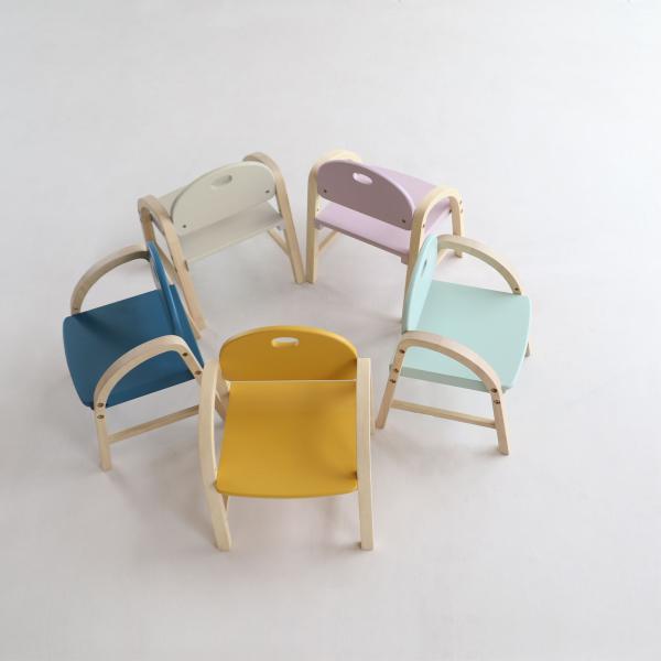 [Release date: June 15, 2021]「愛された」という意味を持つ、キッズチェアー「amy」。アールを持たせることで、小さなお子様が触っても安全な仕様となっております。背もたれには取っ手機能があり、持ち運びも簡単です。カ...