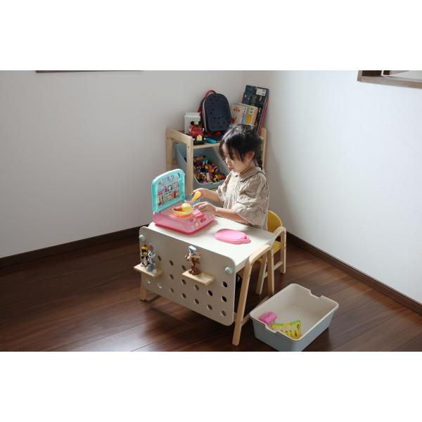 [Release date: June 1, 2023]小さなお子様も自由に取付できる棚板が特徴的なキッズデスク。おままごとやタブレットスタンド、おもちゃ棚、ブックラックと自由にお使いいただけます。 2段階の高さ調節も可能です。カラー：ナチ...