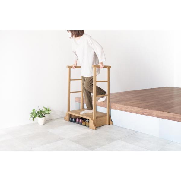 [Release date: August 1, 2024]手すり付き玄関踏み台（両側手すり）　MFD-6908タモ材の木目が美しい、安心で便利な手すり付きの玄関踏み台。手すりを使って体を支えることでひざへの負担を減らし、段差の昇り降りが楽...