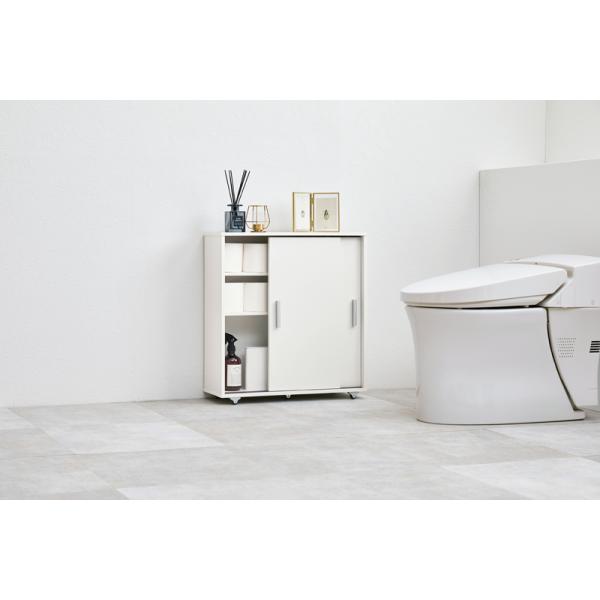 [Release date: February 1, 2025]引き戸タイプなので省スペース。大きめのペーパーロールも入る収納棚は高さを変えてアレンジ可能。お掃除しやすいキャスター付き。■組立式■固定棚×1、可動棚×2【カラー】ホワイト/ナ...