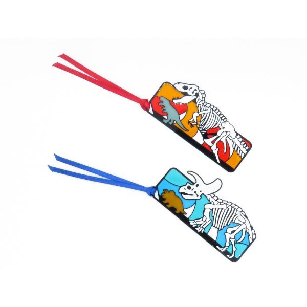 当店オリジナルの恐竜柄ステンド風ブックマーカーです。デザインは『ティラノサウルス』『トリケラトプス』の２種類。ステンドグラス風の透け感を表現されているので、使用される環境によって変わる美しい輝きをお楽しみいただけます。■素材：ステンレス、エ...