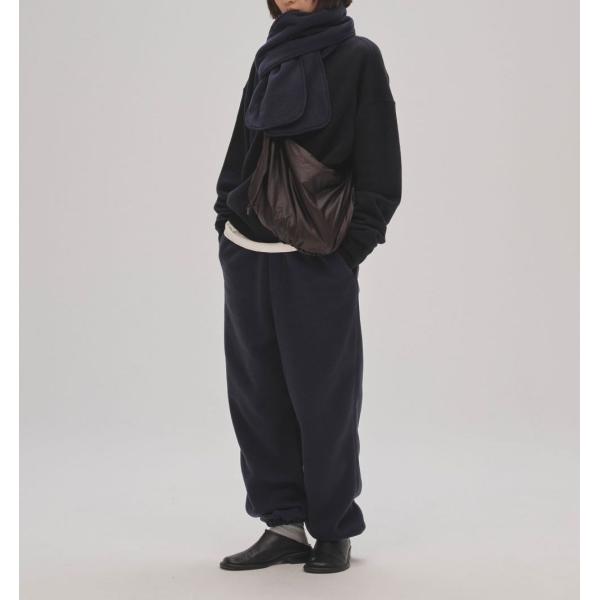 軽やかで柔らかなフリース生地を使用したプルオーバーとマフラーの2セット。パイピングやワンポイント刺繍、各パーツはボディと同色でまとめ、スタイリッシュな印象に仕上げました。アウターの中にもすっきり収まるシルエットで、冬のレイヤードスタイルや、...