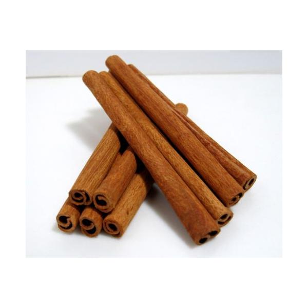 カシア種の硬めでしっかりした樹皮のみを丁寧に選別し、形を綺麗に揃えたシナモンスティックです。マドラーとして、飾りやインテリア、撮影用になど見た目も求められる場合には特におすすめで、お洒落なグラスに入れておいて自然なデオドラントにも。そのまま...