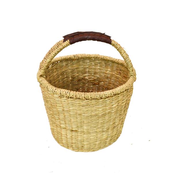 持ち手が可愛いまあるいシーグラスバスケット♪持ち手部分にブラウンの合皮が付いていて、持ちやすくとってもオシャレ。小物入れにしたり造花を飾ったり、ディスプレイにしてもカワイイです。リビングに玄関にとあらゆる場所での収納バスケットにいかがですか...