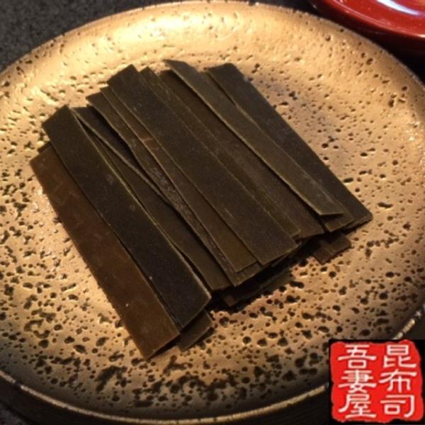 原料にこだわる吾妻屋の商品のなかで、最も高級なおやつ昆布 『Aカム』100ｇ入りです。真ん中の分厚い部分だけの形の整った超綺麗な最高級おやつ昆布です。カムの中でも最高ランク品です。吾妻屋ではこの『Aカム』の取り扱いをしていてとても人気があり...