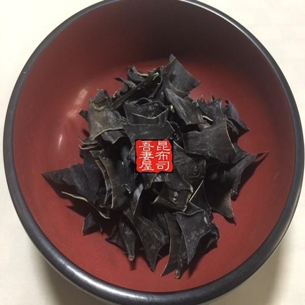 　立派な天然羅臼昆布の1枚にわずか１つしかついていない「かしら」と呼ばれる根っこの部分があります。これは昆布の部位では最も硬く、栄養分が最大限に凝縮された部分です。コップ１杯の水にかしら昆布２、３粒を寝る前に漬けておき、翌朝に飲み干します。...