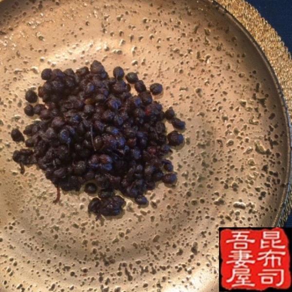 2022年山椒の実が不作で価格が高騰しております。ご了承ください。国産の薫り高い黒実山椒です。独自製法により炊かれた味わい深い高級な実山椒です。※黒実山椒50gはスタンドパック入りになります。・・・贈答、手みやげをお考えの方へ・・・個別包装...