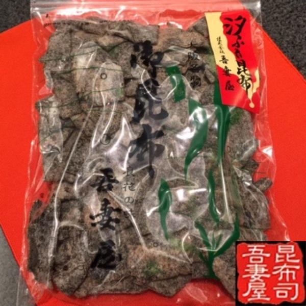 吾妻屋の汐ふき昆布は、職人が目利きによって選び抜いた天然の最高級素材だけを使用。一枚一枚切り揃えて並べた昆布に塩をふき、丁寧にじっくりと乾燥させています。【切り落とし】天然真昆布で作られた、上等級品汐吹き昆布切り落としです。 贈答、手みやげ...