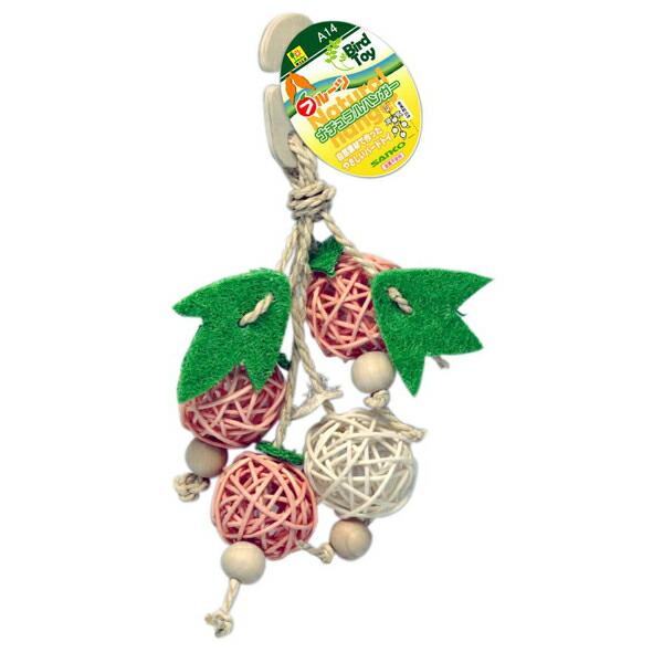 [Release date: April 19, 2018]【商品詳細】天然木をメインに使用した小鳥のオモチャ、(バード・トイ)シリーズ。【分類】小鳥用品／用具【本体サイズ】約230mm長【材質】木材　籐　ヘチマ　とうもろこし皮【原産国また...