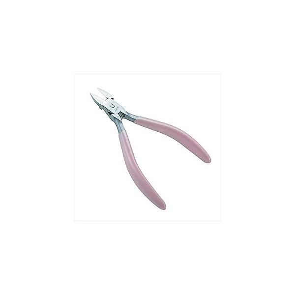驚きの心地よい切れ味 多くのネイリストが愛用するプロフェッショナル仕様のネイルニッパーです。抜群の切れ味でデリケートな爪も優しくお手入れでき、切った断面は驚くほど滑らかに仕上がります。滑りづらく安全な樹脂グリップは３色（バイオレットピンク、...