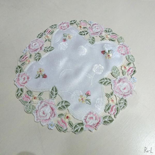 エレガントなドイリー　テーブルセンター　ベースマット　ローズ　ピンク　φ25cm　薔薇のトップクロスRE77706【メール便配送選択可】【エレガントなドイリー　テーブルクロス　ベースマット】