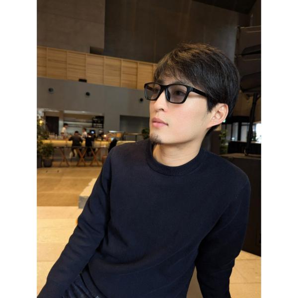 【商品内容】度付きメガネ本体1本、アタッチメントサングラス(ライトアイスブルーレンズ)1つ、メガネ拭き1枚、ソフトケース1つ ※ご選択いただくレンズ情報は「度付きメガネ本体」のものとなります。アタッチメントサングラスは度なしです。メガネ本体...