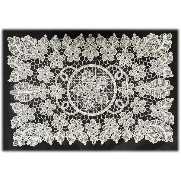 バリエーションコード : 2B4RSWDXPR・「特徴」ヨーロピアンレースのドイリーとテーブルセンターです。花や羽根をモチーフにした繊細なレースがテーブルを品よく演出します。サイズ違いのレースを組み合わせるとさらに高級感があります。・「用途...