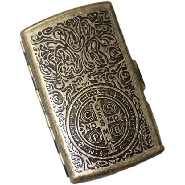 バリエーションコード : 2B6JJR9XXU・シガレットケースって、意外と重要です。・とてもカッコイイ、シガレットケース。・チョイ悪親父を演じたい方にお勧めです。ジッポに合わせて。・タバコを吸われる方にプレゼントするのも素敵です。・サイズ...