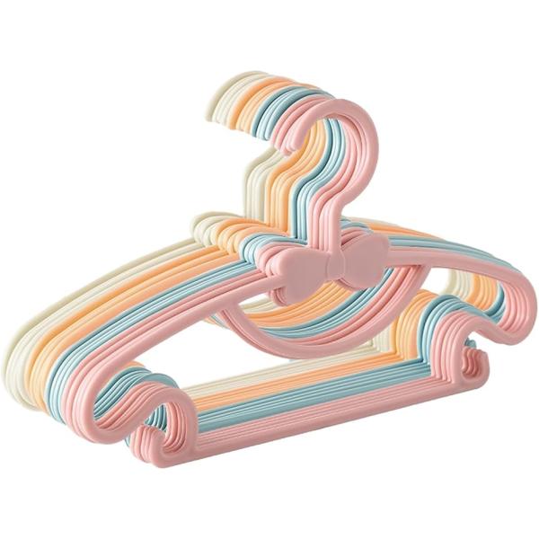 「大容量の4色20個セット」キレイな色のベビーハンガーの20本セットです。「赤ちゃんから低学年まで」新生児から乳児・幼児・小学校低学年まで幅広くお使いいただけます。赤ちゃんからお兄さん お姉さんのお洋服の洗濯用やクローゼット用に最適です。「...