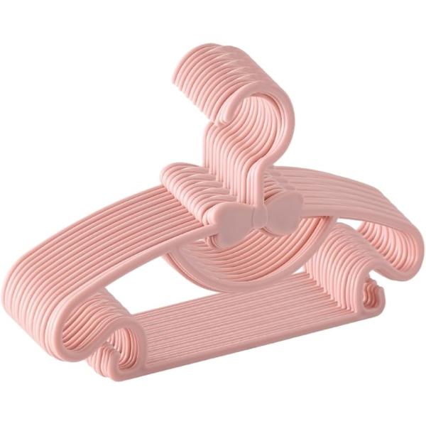 バリエーションコード : 2BJC3XX66J「かわいいデザイン」このベビーハンガーに服を掛けると、お洋服が蝶ネクタイをしているような可愛らしい見た目になり、ベビールームを華やかに彩ってくれます。お洋服にますます愛着が湧くこと間違いなしです...