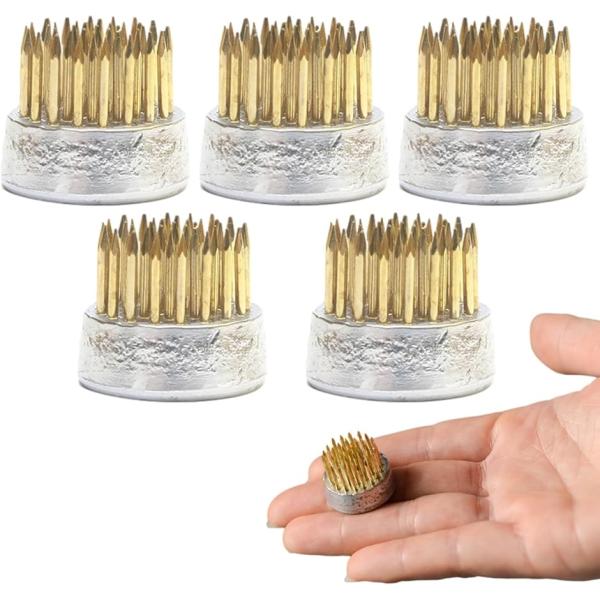 ・ミニ剣山丸形5個セット。直径23mm、針高11mmサイズ、針は銅針です。一輪挿しや小さな花器での生け花、フラワーアレンジメント、他の剣山に追加して表現をアレンジするなど小回りが利くミニ剣山です。５個セットですので様々な場所に生け花を飾るこ...