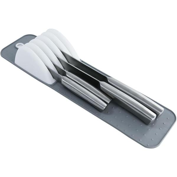 「包丁がサッと片付く」5本の包丁を横に並べて収納できるスリム設計の包丁立てです。調理中もサッと取り出して収納でき、キッチンをすっきり整頓できます。「刃先を痛めない」刃の当たる部分にはシリコン製のパッドが付いており、出し入れの際に刃こぼれや摩...