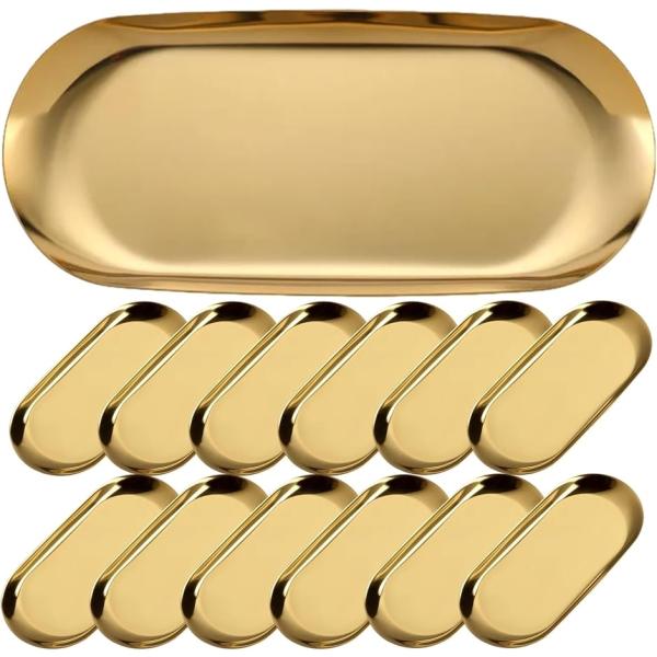 ラグジュアリーなゴールドカラーおしぼりトレー。光沢が煌びやかで美しく、耐食性、耐久性に優れたステンレス製です。数量は6個セット、12個セットからお選びいただけます。飲食店のおしぼり置き、カトラリーレスト、ホテルのキャッシュトレイ、ショップの...