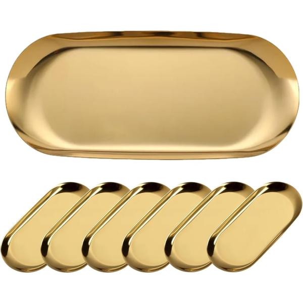 ラグジュアリーなゴールドカラーおしぼりトレー。光沢が煌びやかで美しく、耐食性、耐久性に優れたステンレス製です。数量は6個セット、12個セットからお選びいただけます。飲食店のおしぼり置き、カトラリーレスト、ホテルのキャッシュトレイ、ショップの...