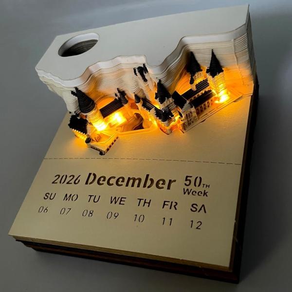 バリエーションコード : 2BUX8TDQ91「週ごとに姿を現す、驚きの3Dジオラマカレンダー」 毎週1枚ずつカレンダーをめくるたびに、少しずつ浮かび上がる幻想的なお城の姿。まるで発掘されるように形作られていく立体ジオラマは、時間の経過その...