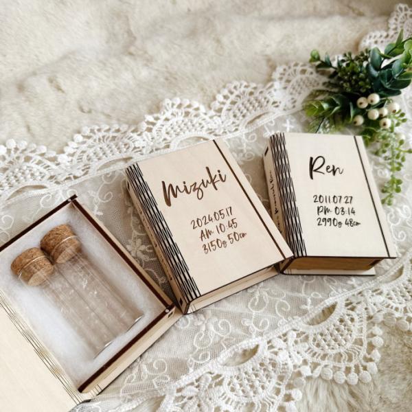 〜木製・洋書風メモリアルボックス・出生記念仕様〜◆サイズ（外寸）◆縦約10.7ｃｍ横約8ｃｍ厚さ約3.5ｃｍ小瓶　直径約2.2cm・高さ約7cm（蓋は含まず）◆素材◆シナ合板ネオジム磁石◆注意事項・特記事項・免責事項◆※木製になりますので、...