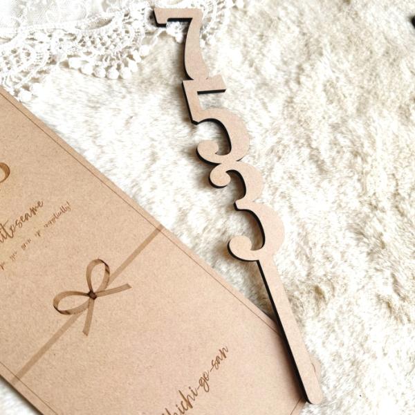 〜753スティックレターバナー〜■Reareaオリジナル商品■七五三の撮影小物にピッタリな木製レターバナーです(^-^)◆サイズ◆縦約28ｃｍ横約4ｃｍ厚さ約4mm◆素材◆MDF（木材）◆注意事項・特記事項・免責事項◆※繊細な作品になります...