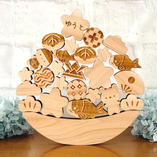 〜こどもの日積む積む〜■Reareaオリジナル商品■子育て中ママのハンドメイド作品積む積む難易度　★★☆☆☆※難易度は個人の感想です国産ひのきを使用ゆらゆら揺れる船の上に可愛らしい鯉のぼり達を並べて遊びます(^-^)順番に積んで倒したら負け...