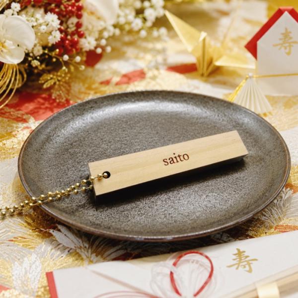 送料無料 国産紀州熊野檜使用 ひのきブロックキーホルダー席札　結婚式 ブライダル 披露宴 名入れ 刻印 和式 洋式 お土産 名札 ナチュラル シンプル カッコイイ