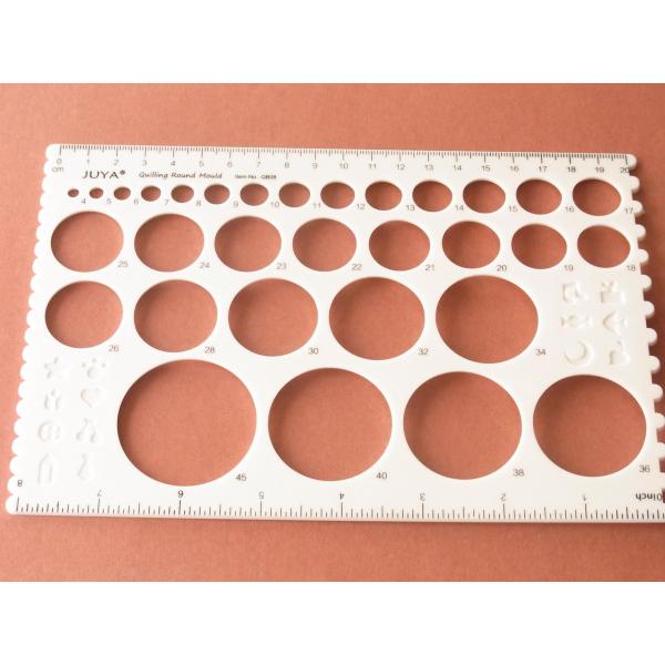 《商品内容》ブランド：JUYAラウンドプレート　約２１ｃｍ×約１４ｃｍ直径４ｍｍから４５ｍｍまで３１サイズのサークルが開いています。エンボスに使える14種のデザイン付き。《発送》日本郵便取り扱いのクリックポストで発送いたします。※画像の色合...