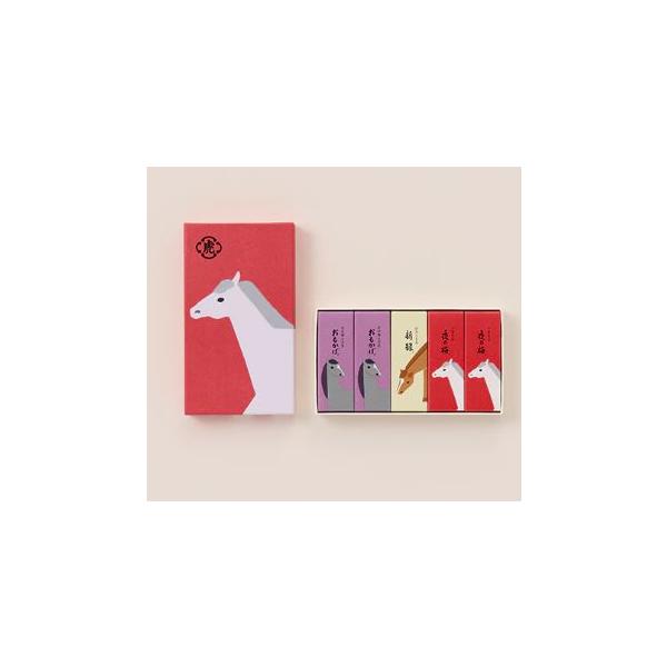 「商品情報」2025年の干支「午」にあわせてご用意した、期間限定の化粧箱です。明るく穏やかな新年を過ごしていただきたいという思いを込め、新年にふさわしい華やかな紅色を背景に、優しい表情のゆったりとした馬の姿を配しました。 『おもかげ』沖縄・...