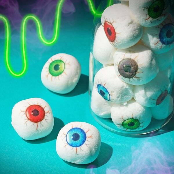 大きな目玉がギロリと睨む、ちょっぴりホラーなヨーグルトゼリー入りマシュマロです。アイスやケーキにトッピングすればパーティーにピッタリなハロウィンスイーツの出来上がり。インパクト抜群。ハロウィンで大活躍のアイテムです。お配りに、デザートのトッ...