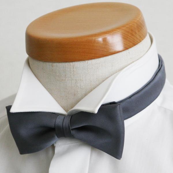 首回り34センチ〜52センチまで対応！メンズ、紳士の定番のフリーサイズグレー蝶タイです。リボンで蝶々結びをしたときと同じ形となる蝶ネクタイです。あらかじめ蝶ネクタイの形ができているタイプで、ひもの先端の留め具で簡単に付け外しできます。■スタ...