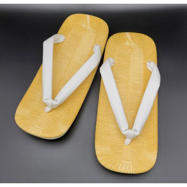 裏底はゴムを使用し滑りにくく、耐久性に優れています。普段履きなど様々なシーンでもお使いいただけます。※化粧箱はついておりません。鼻緒/白　ゴム底　日本製≪サイズ≫特大：約24〜26cm／台：約25cm　幅：約9.5cm／約400ｇ（両足）9...