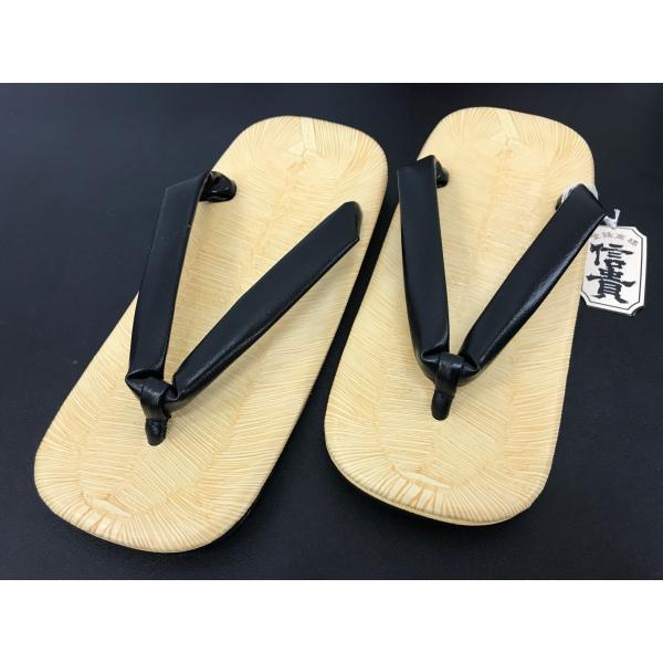 奈良県の職人の手により、一足一足手作りされたこだわりの雪駄です。裏底に本牛皮を使用した本格的な仕上がりとなっております。普段履きなど様々なシーンでお使いいただけます。日本製 牛皮底 黒鼻緒M（8寸3分）：約25〜26cm/約400ｇ（両足）...