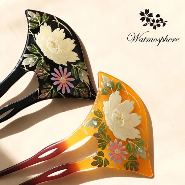 華やかさと上品さを備えた、パール飾りがついた日本製のバチ型かんざしです。＊蒔絵職人さんが1つ1つ手描きで柄を描いていますので、商品画像と若干異なる場合がございますがご了承くださいませ。[ご注意ください]繊細な色使いを大切にしているため、アメ...