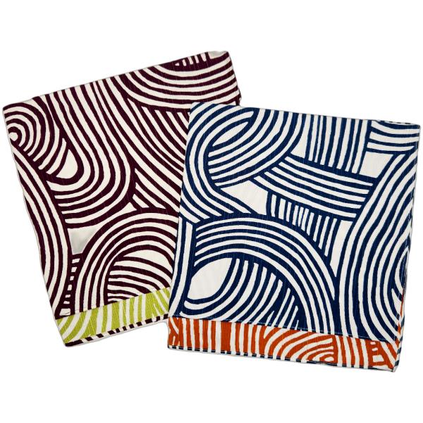 両面使える風呂敷なので、結んだ時や包んだ時に華やかさが増します。お弁当包みなど普段使いしやすいサイズです。≪サイズ≫約48cm≪素材≫綿100％（日本製）※商品写真はできる限り実物の色に近づけるよう加工しておりますが、ディスプレイの設定等に...