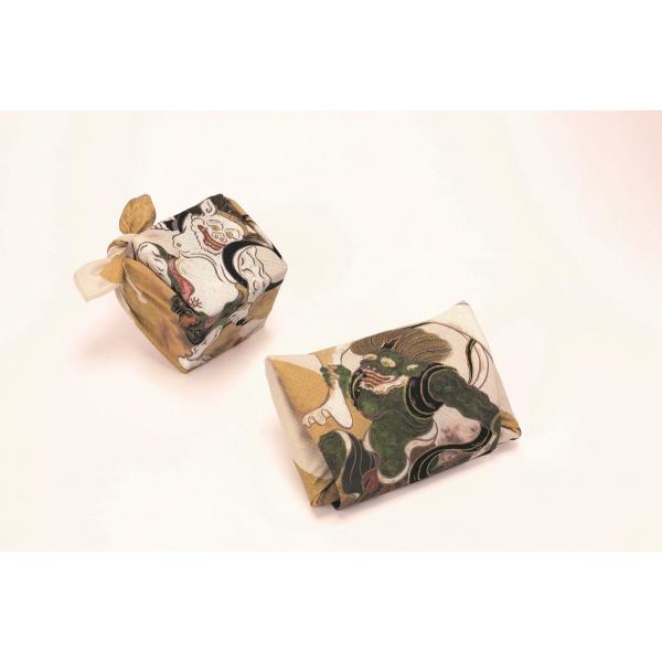 国内外から人気の高い風神雷神デザインの風呂敷です。金彩の表現にこだわった商品で、お包み以外にも別売りのタペストリーを使って壁に飾って楽しむことができます。海外の方へのお土産やプレゼントにも人気です。≪サイズ≫約48cm≪素材≫綿100％（日...