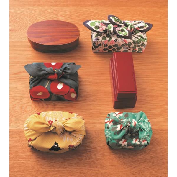 大正ロマンを象徴とする画家、竹久夢二のデザインをモチーフにした商品です。お弁当包みなど普段使いしやすいサイズとなっております。≪サイズ≫約48cm≪素材≫綿100％（日本製）※商品写真はできる限り実物の色に近づけるよう加工しておりますが、デ...