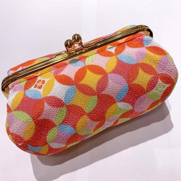 0105 がま口コスメポーチ 宇仁繊維【小紋工房】和KOMONOシリーズのがま口コスメポーチです。ゴールドの口金が上品なポーチです。俵型で、がま口が大きく開き使いやすさ抜群です。和KOMONOは小紋工房の生地を使用し日本産にこだわっています...