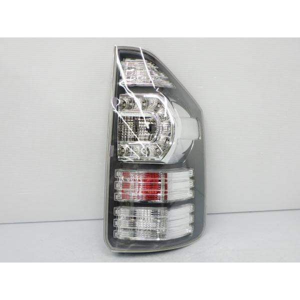 ZRR70w/ZRR75wヴォクシー後期テールランプ左ICHIKOH28-220 ZRR70w/ZRR75wヴォクシー後期テールランプ右ICHIKOH28-220