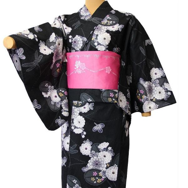 大人の黒に白で菊を染めた浴衣。シックに着こなしちゃいましょう！ゆかた、帯、げた、着付け用品（ステテコ、だて締め、腰ひも）一式セットでお届けします。帯は代替品に変更になる場合がございます。Sサイズ適応身長(標準体型の方の場合)152〜157c...