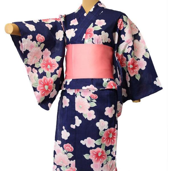 紺色地にツバキとサクラを描きました。伝統的な糸目友禅調に仕上げた浴衣です。ゆかた、帯、げた、着付け用品（ステテコ、だて締め、腰ひも）一式セットでお届けします。帯は代替品に変更になる場合がございます。XSサイズ適応身長(標準体型の方の場合)1...
