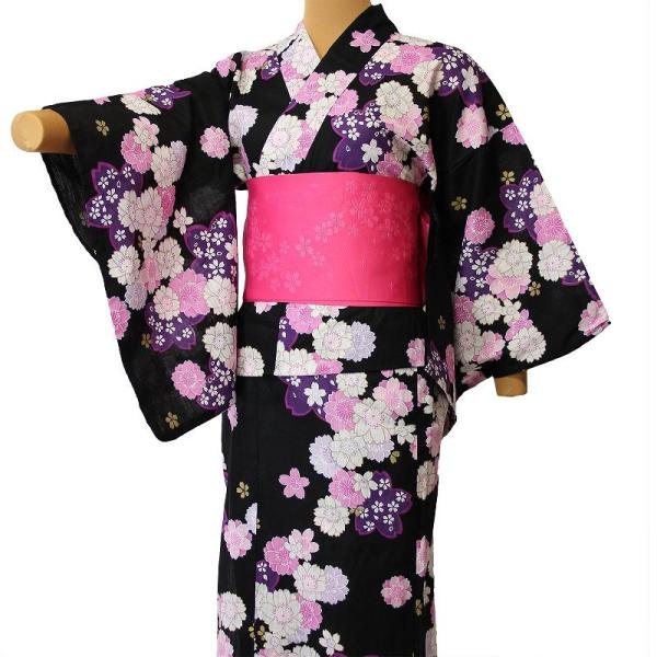 黒地にさまざまなサクラを糸目友禅風にデザインし、染めました。クラシックでかわいい浴衣です。ゆかた、帯、げた、着付け用品（ステテコ、だて締め、腰ひも）一式セットでお届けします。帯は代替品に変更になる場合がございます。XSサイズ適応身長(標準体...